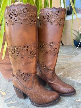 Cuadra Women's Brown Floral Laser-Cut Leather Heeled Boots